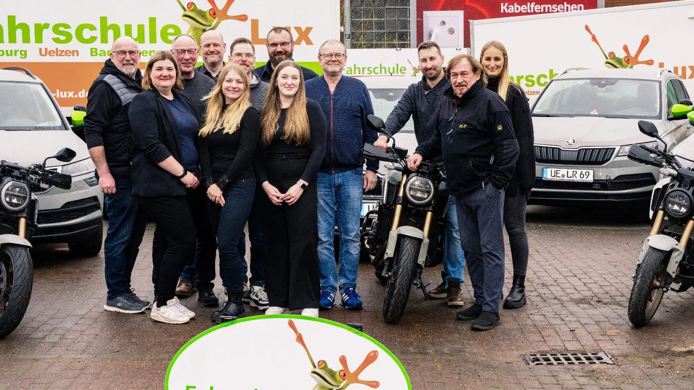 Ein Teil des Teams der Fahrschule Lux vor dem Fahrschulgebäude